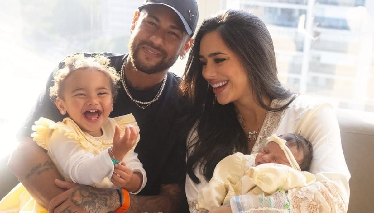 Neymar posa ao lado de Bruna Biancardi e das duas filhas
