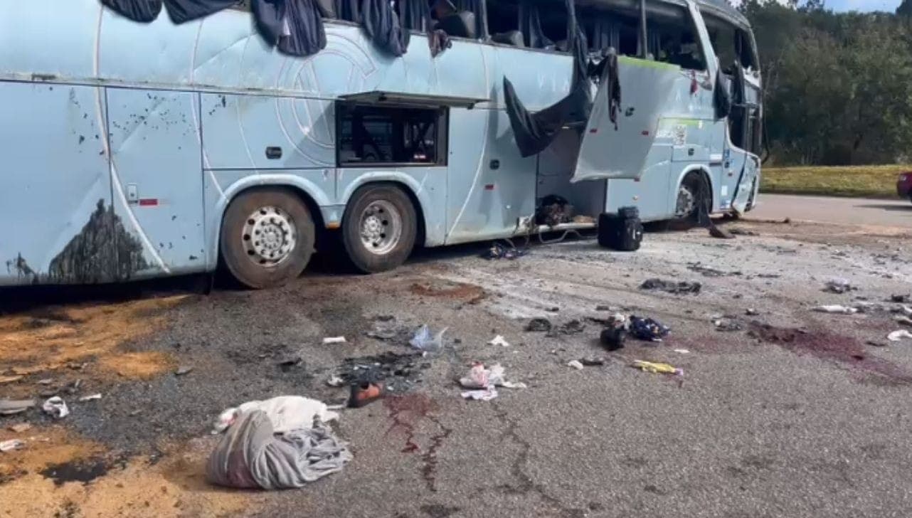 Ônibus tombou no canteiro central da via