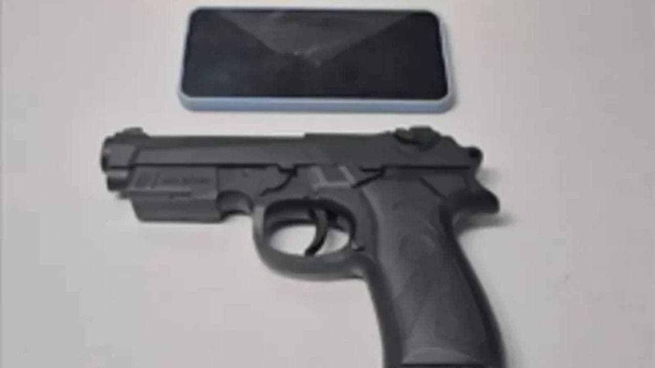 Suspeitos de roubar celular de pedestre e tentar fugir de ônibus são presos no Centro de BH