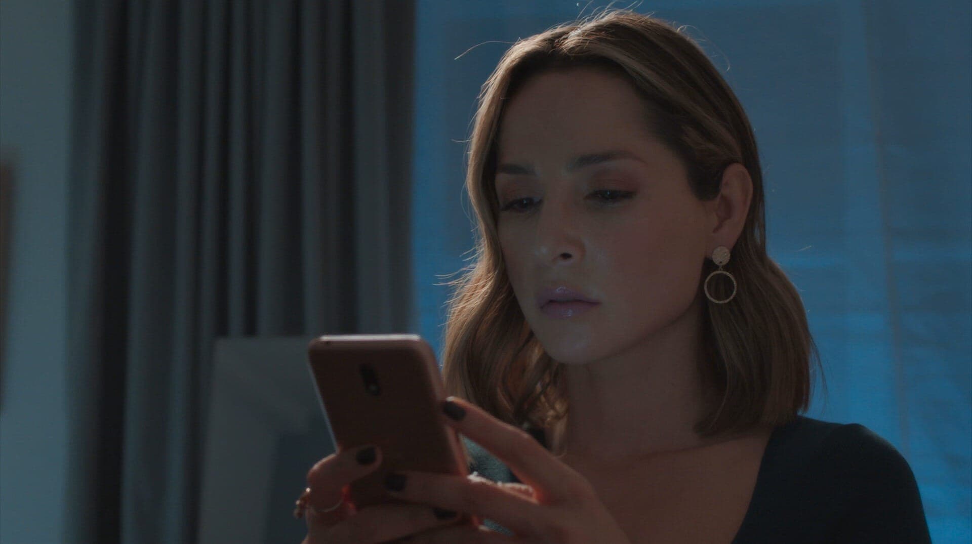 Episódio 36 (26/06): Lúcia descobre que Sebastião está no café que Gaivota trabalha