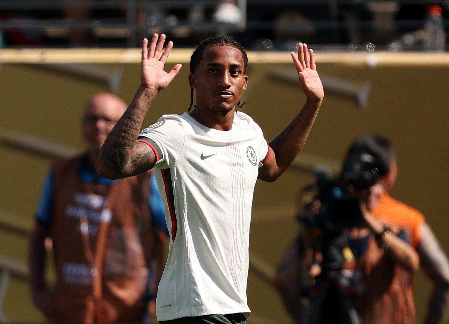 João Pedro foi revelado pelo Fluminense e marcou dois contra o ex-clube