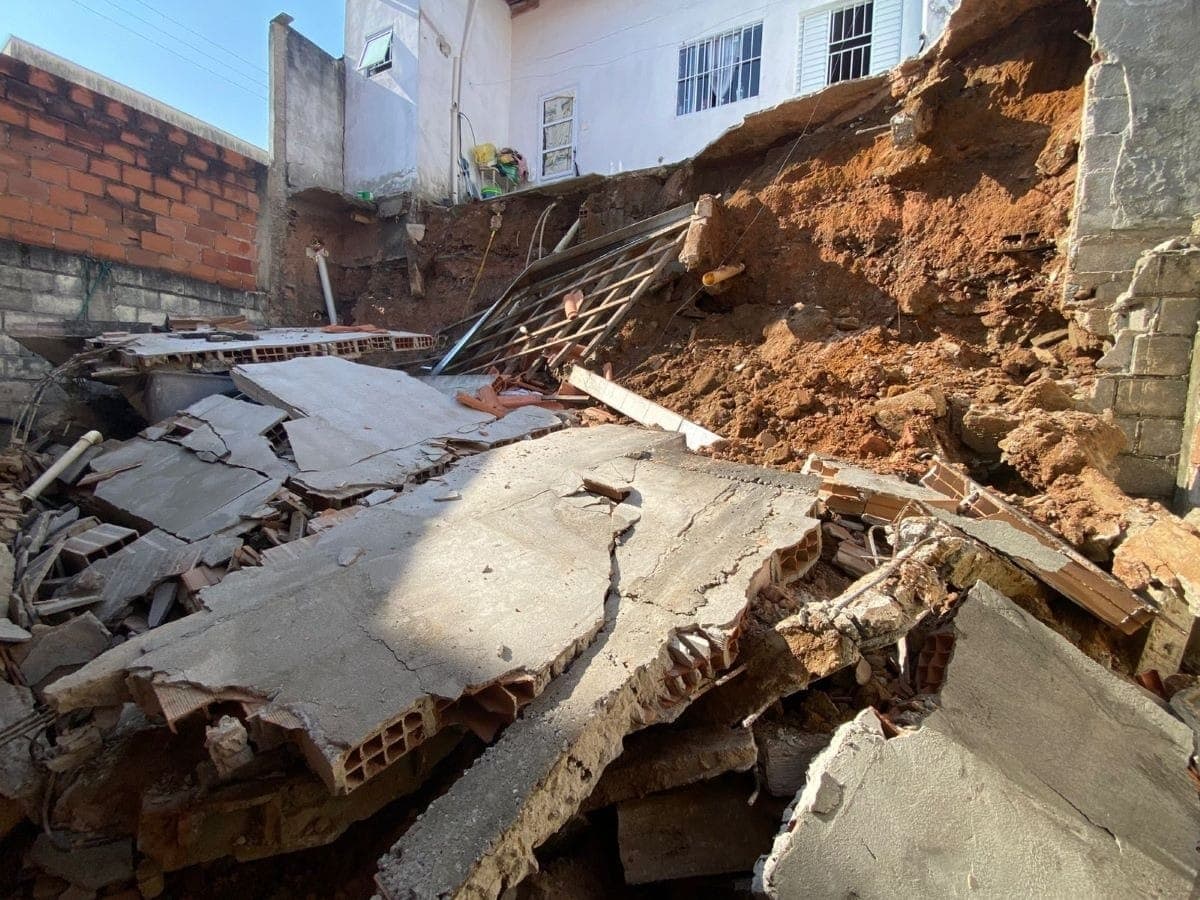 Rompimento de tubulação causou danos estruturais em casas no bairro Parque dos Príncipes, em Jacareí