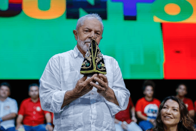 A agremiação campeã da Série Ouro promete levar momentos marcantes da vida do político para a Marquês de Sapucaí