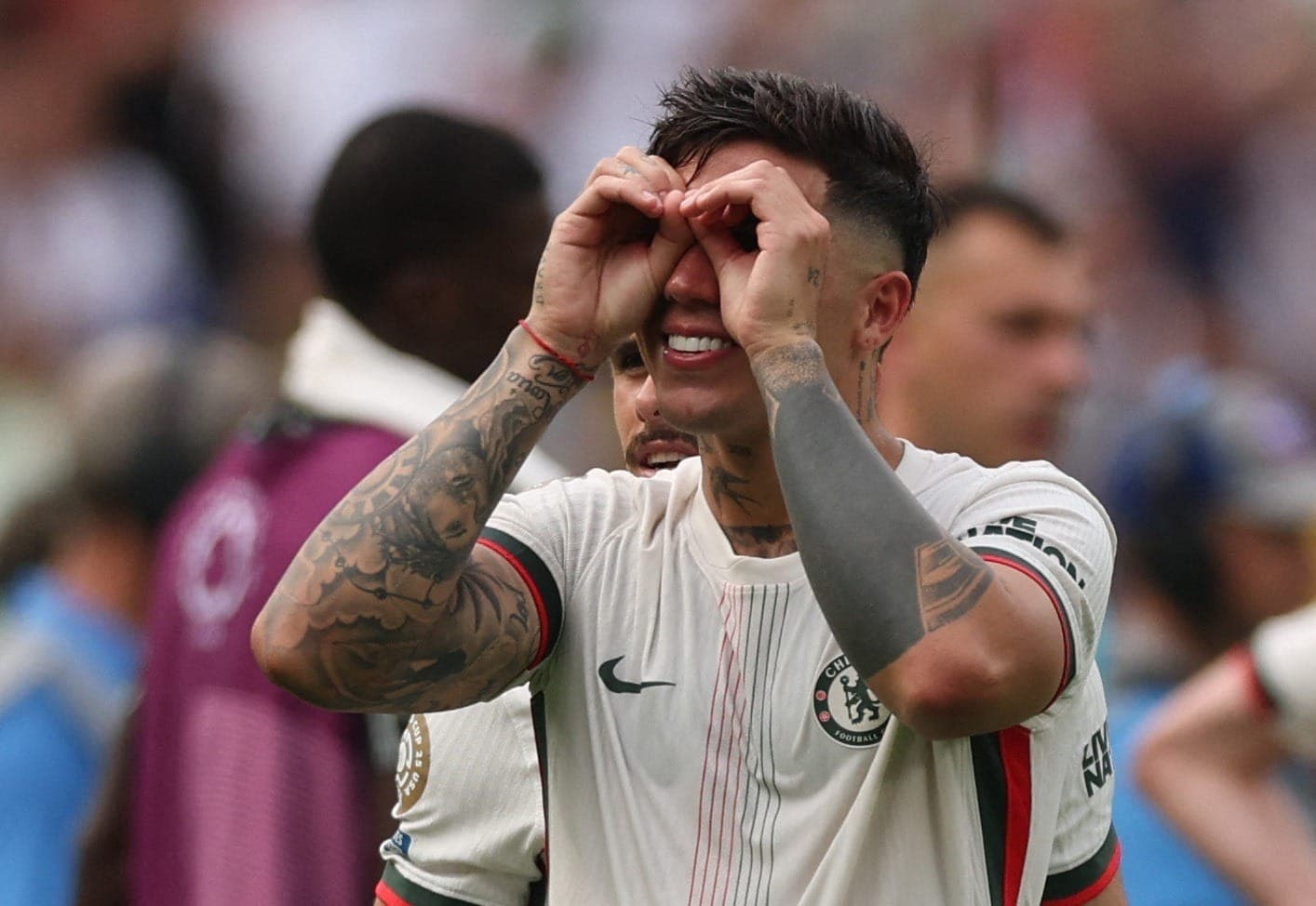 Enzo Fernández comemora classificação do Chelsea contra o Fluminense