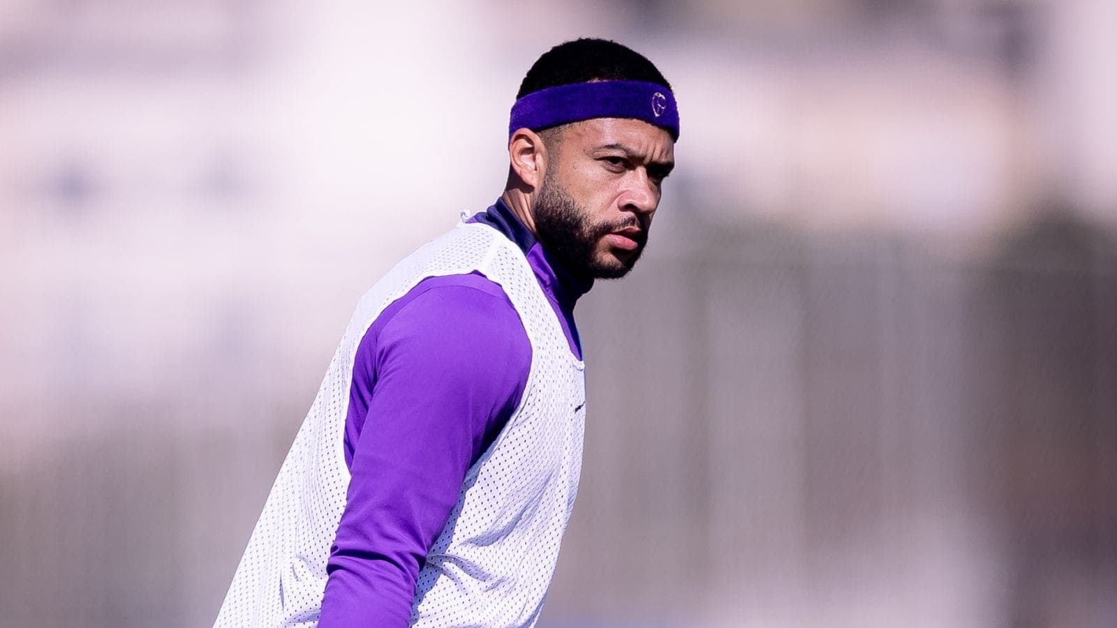 Memphis Depay durante o treino do Corinthians