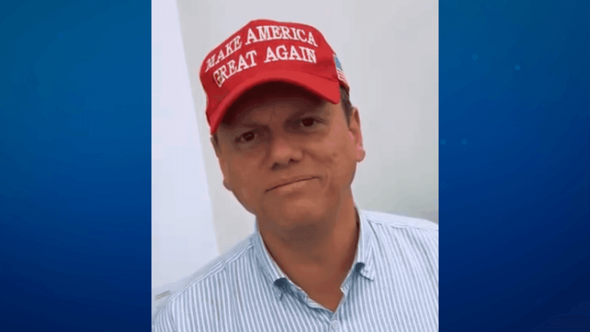 Tarcísio de Freitas com boné escrito ‘Make América Great Again’