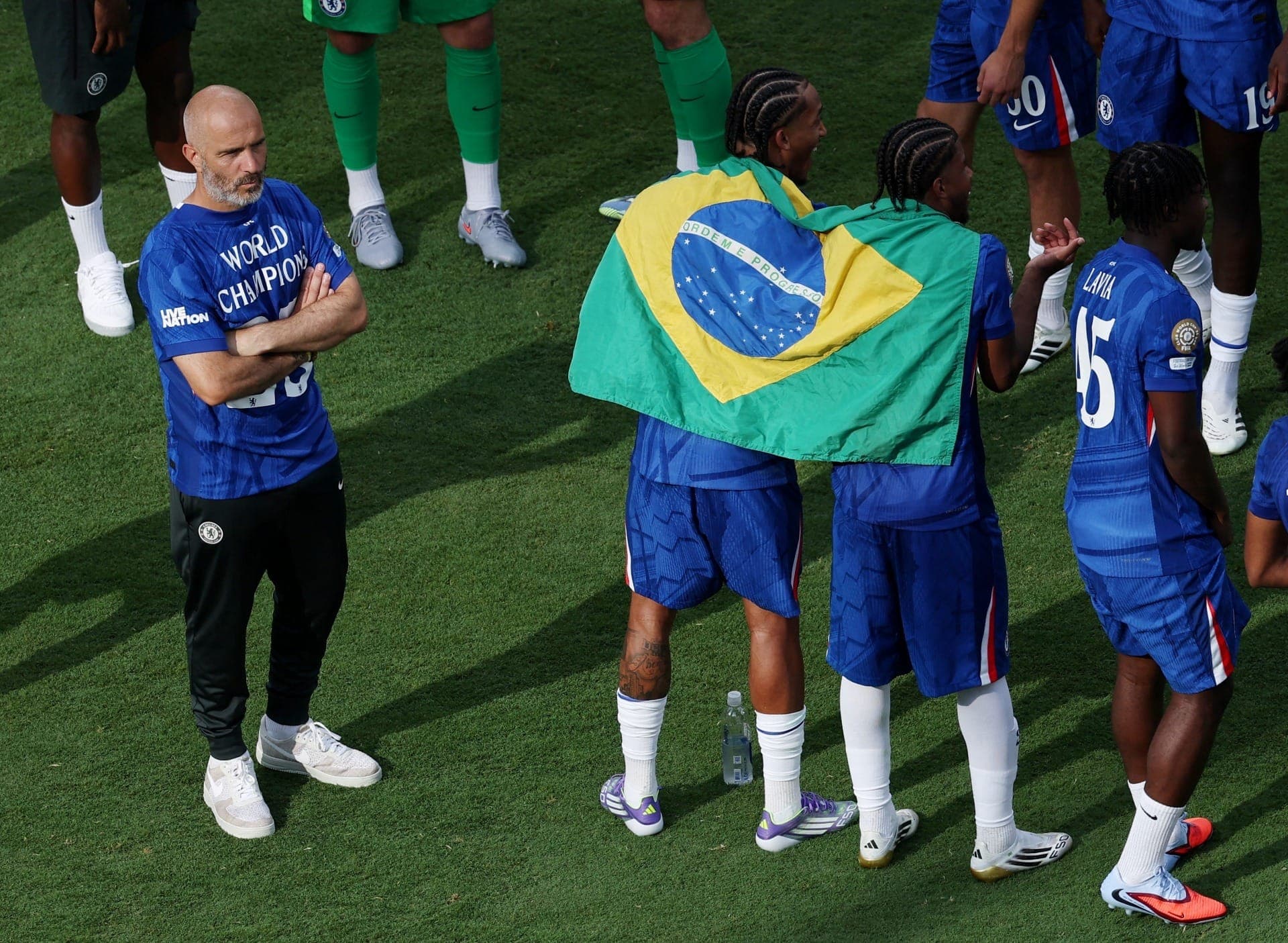 João Pedro e Andrey comemoram título com a bandeira do Brasil