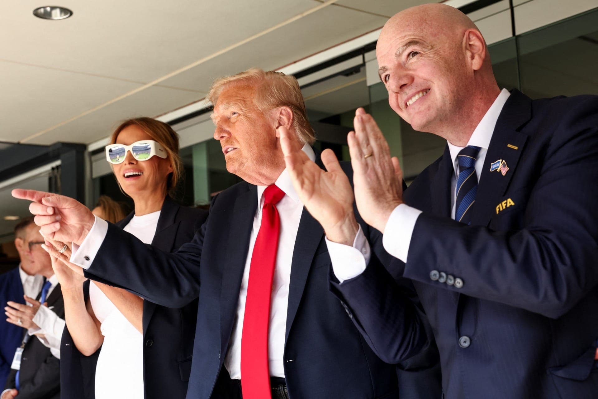 O presidente dos EUA, Donald Trump, a primeira-dama Melania Trump e o presidente da FIFA, Gianni Infantino, durante a final da Copa do Mundo de Clubes da FIFA no MetLife Stadium, em East Rutherford, Nova Jersey