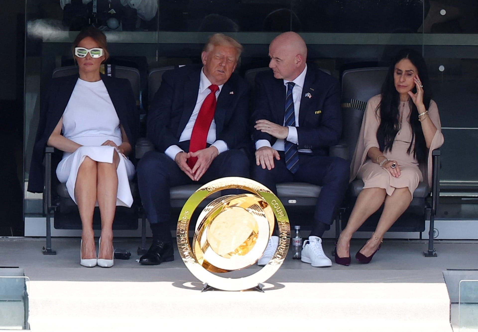 O troféu da Copa do Mundo de Clubes da Fifa diante do presidente dos EUA, Donald Trump, e da primeira-dama, Melania Trump, com o presidente da Fifa, Gianni Infantino, e sua esposa, Leena Al Ashqar