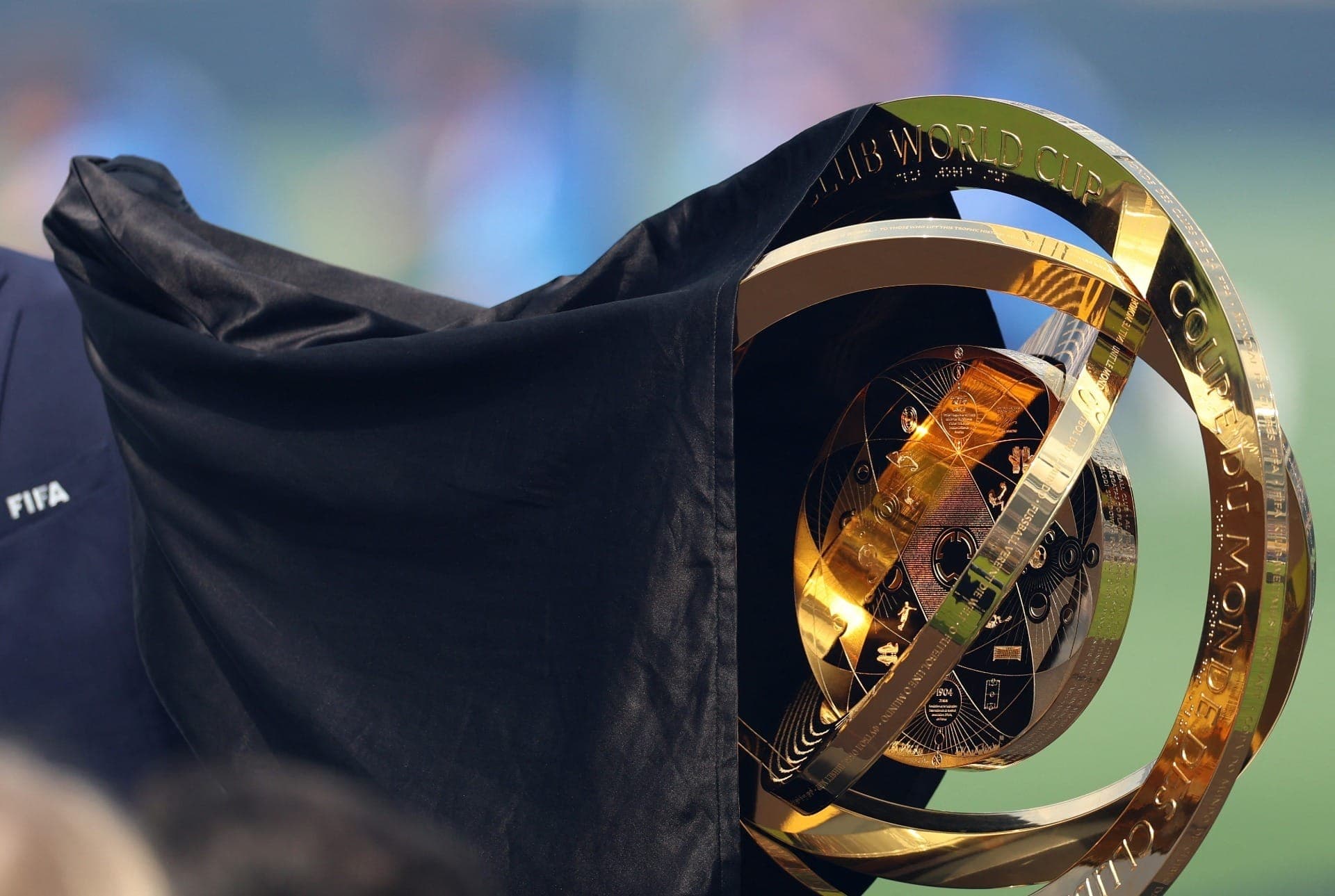 O troféu da Copa do Mundo de Clubes da FIFA é visto dentro do estádio antes da partida