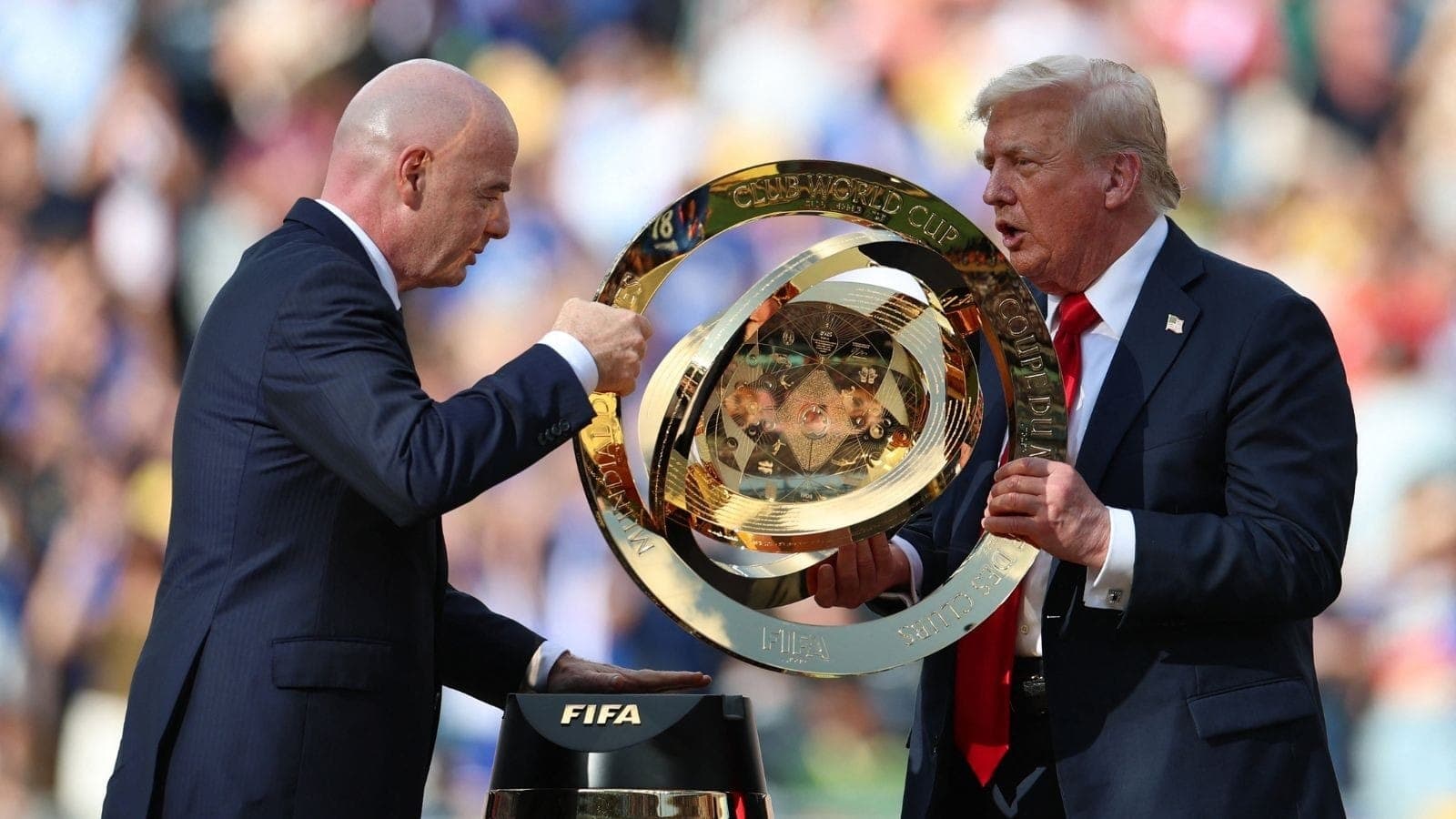 Trump e Infantino com a "réplica" entregue ao Chelsea