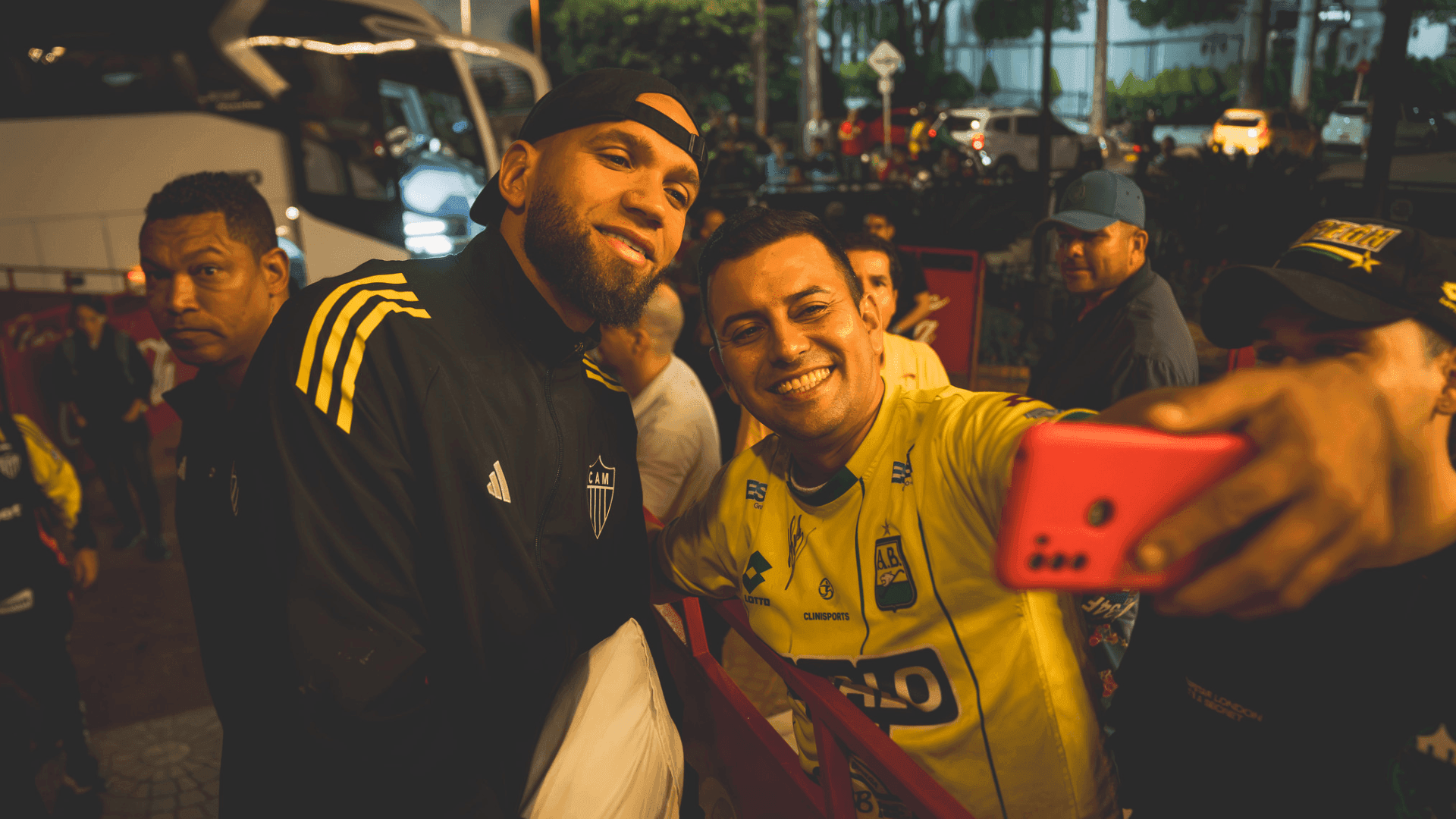 Goleiro Éverson, durante o desembarque em Bucaramanga, onde o Galo enfrenta o time local nesta quinta (17), pelos playoffs da Sul-Americana