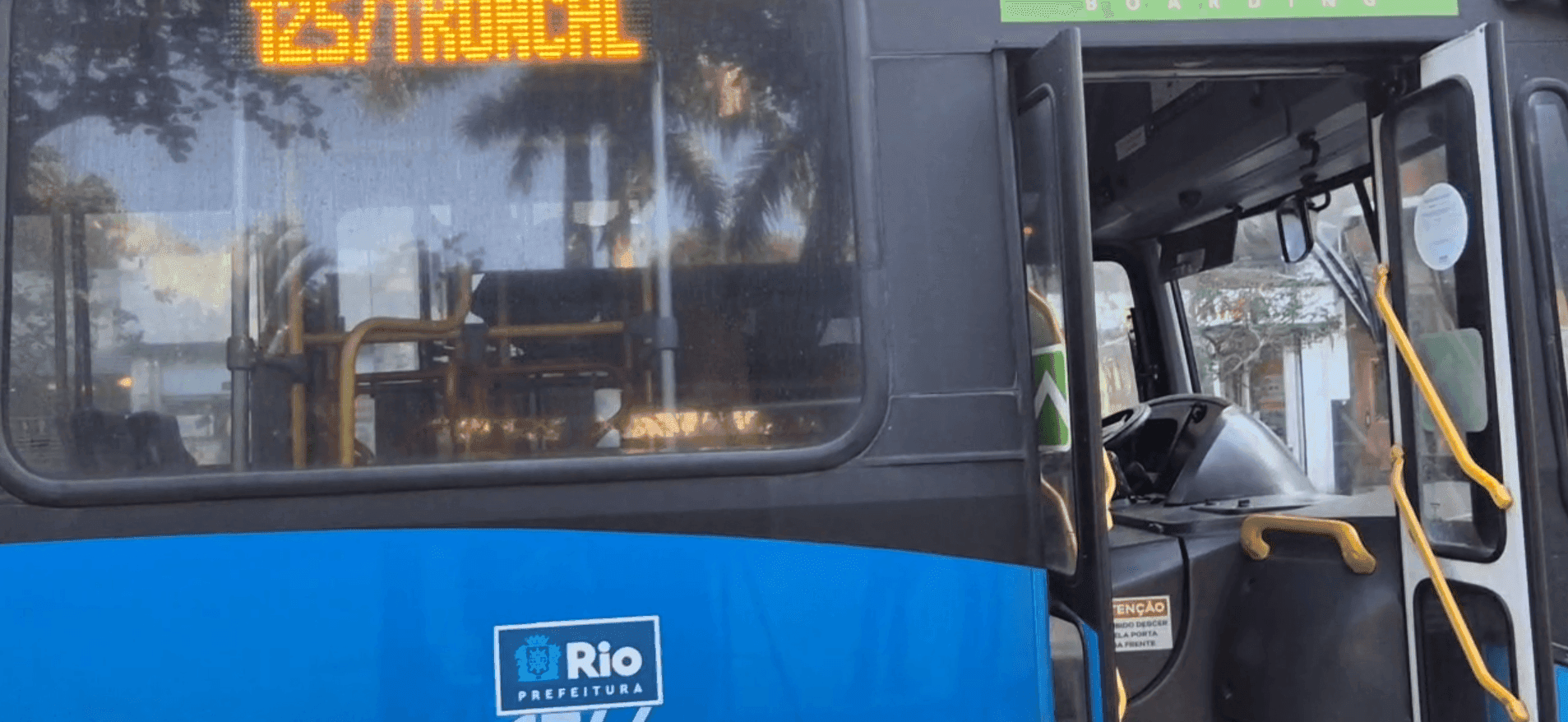 O novo modelo é uma tentativa de aumentar a oferta dos ônibus em horários de pico para diminuir a superlotação