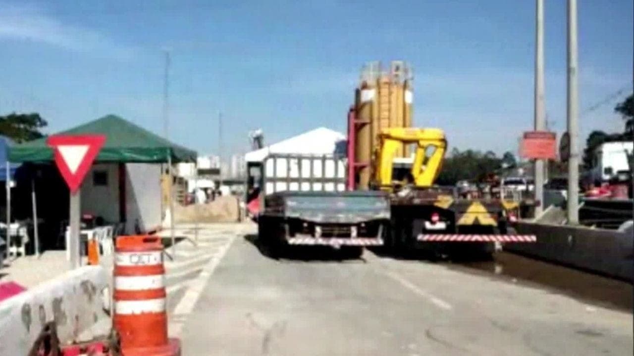 Obras em local onde cratera se abriu