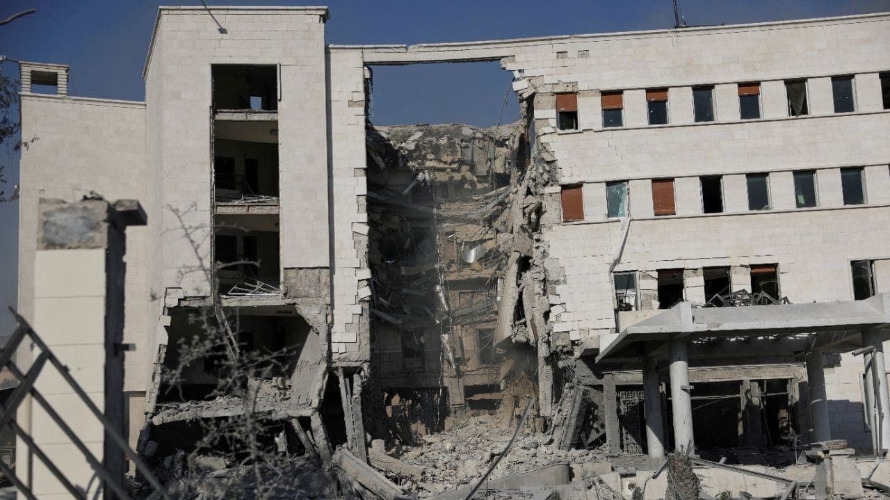 Prédio destruído em Damasco, na Síria, após ataque de Israel