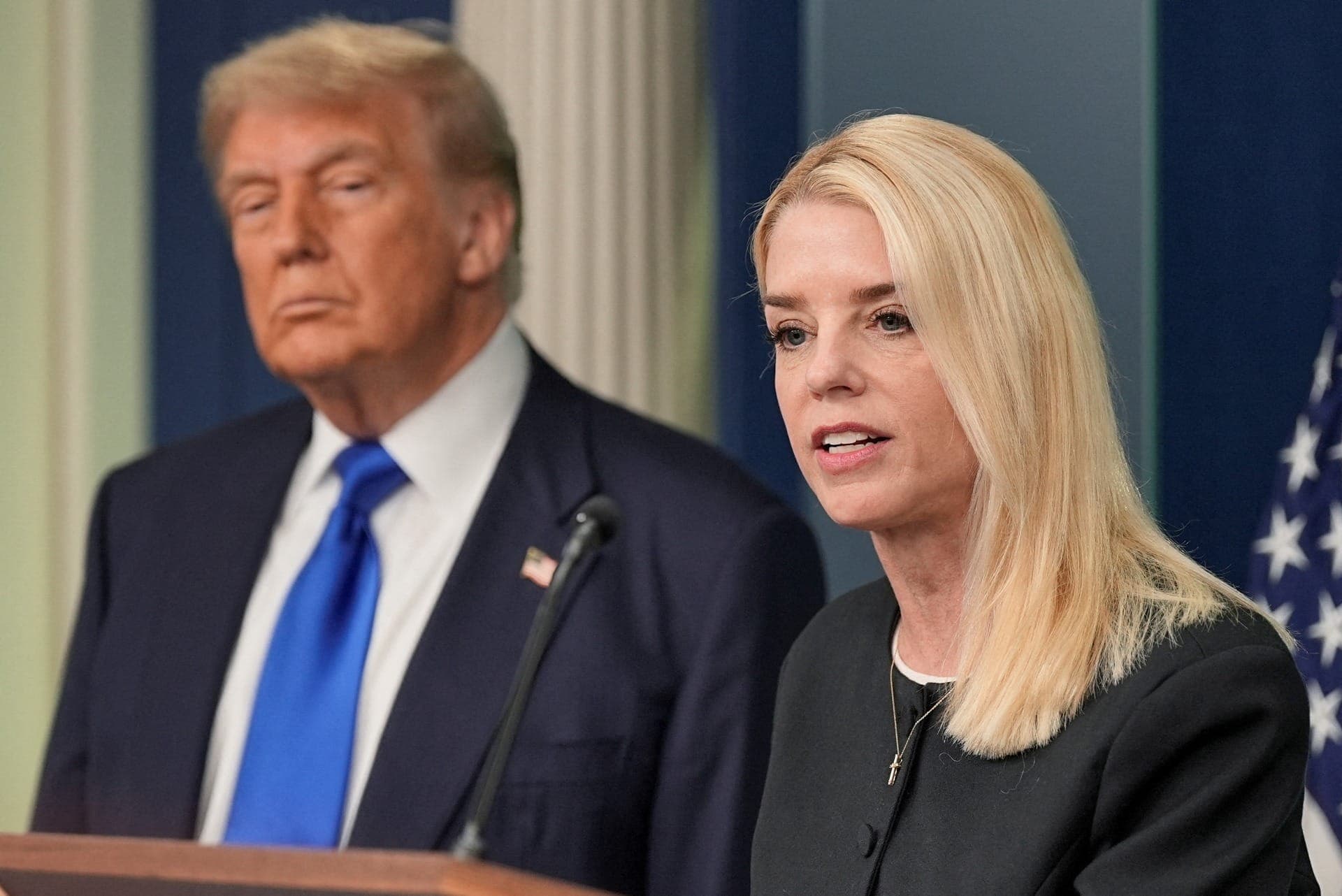 Procuradora-geral dos EUA, Pam Bondi, na Casa Branca, em Washington, falando sobre o caso Epstein