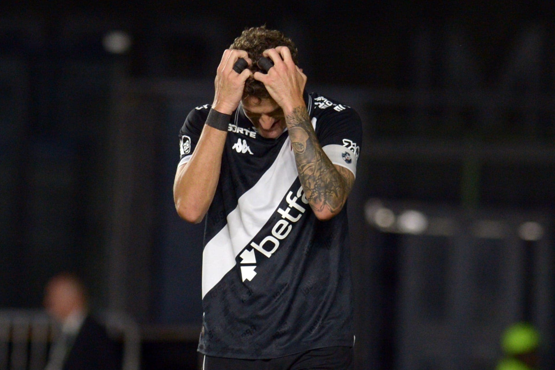 Vegetti lamenta empate entre Vasco e Grêmio, em São Januário