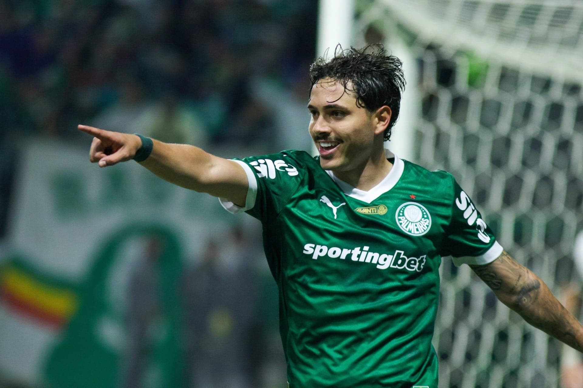 Maurício comemora gol durante partida entre Palmeiras e Atlético-MG