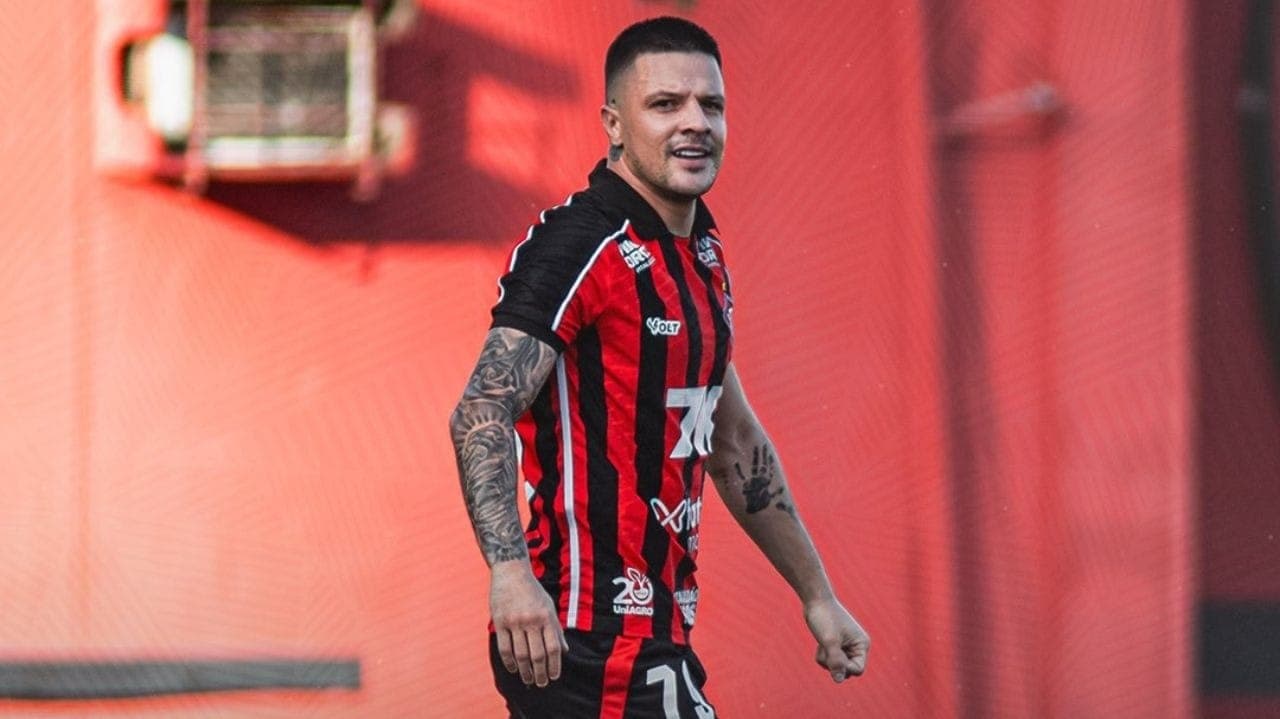 Renato Kayzer decidiu para o Vitória