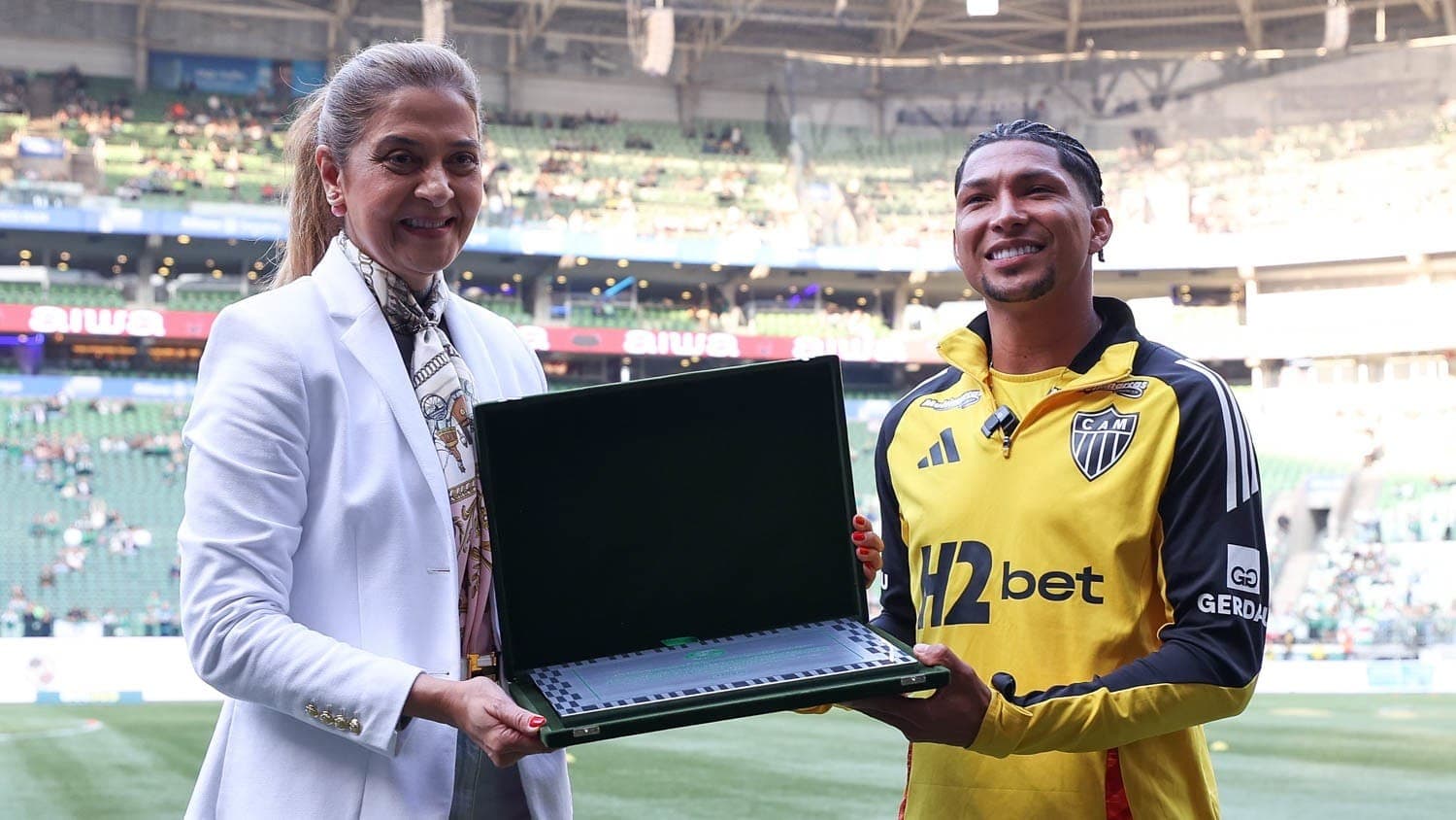 Rony é homenageado pela Leila Pereira