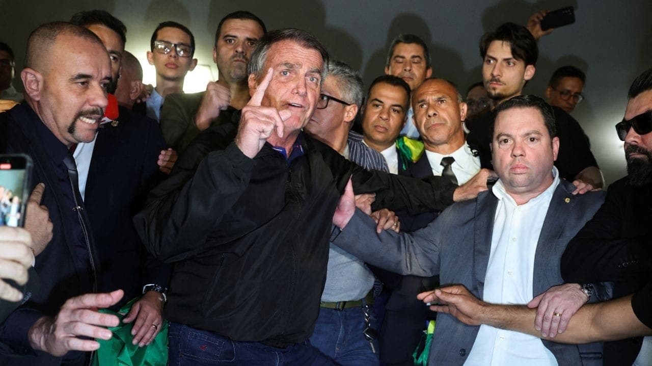 Bolsonaro ao lado de aliados e apoiadores em Brasília