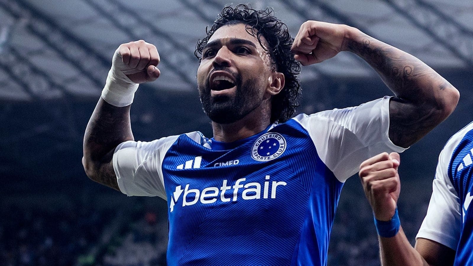 Gabigol festeja gol pelo Cruzeiro contra o Juventude