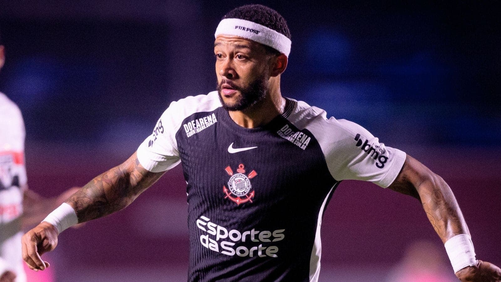 Memphis Depay durante jogo contra o São Paulo