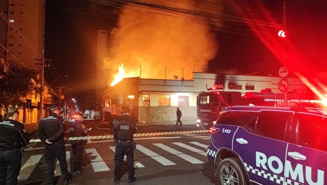 Equipes da Perícia Técnica e da Defesa Civil estão no local