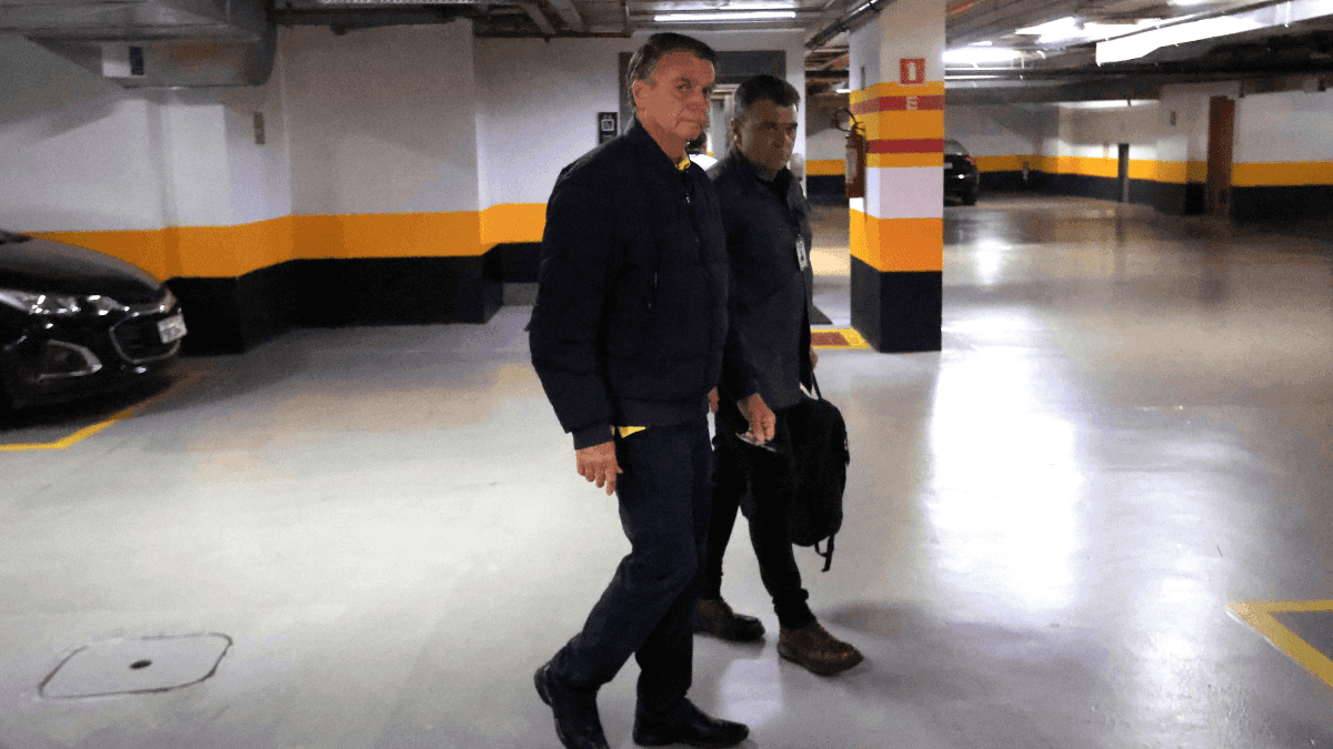 O ex-presidente da República, Jair Messias Bolsonaro, deixando a garagem do PL, em Brasília