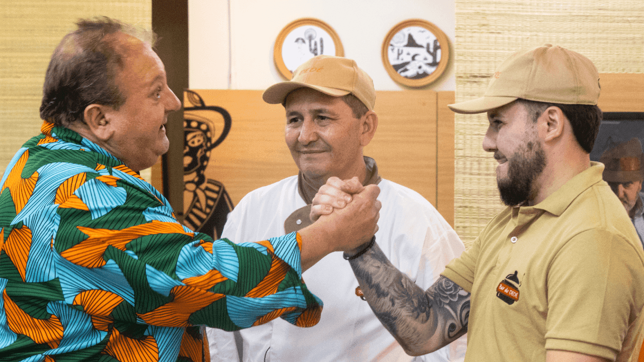 Jacquin comemora sucesso do Bar do Dedé no Pesadelo na Cozinha