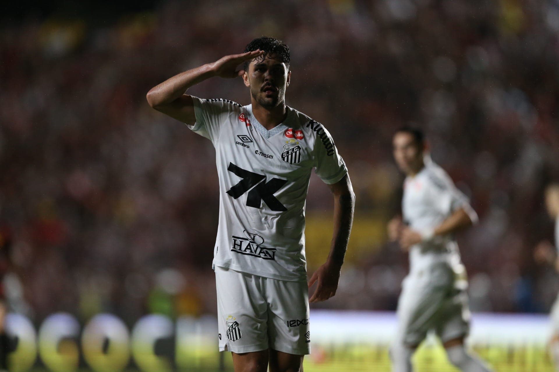 Basso marcou o gol que garantiu o empate ao Santos na Ilha do Retiro