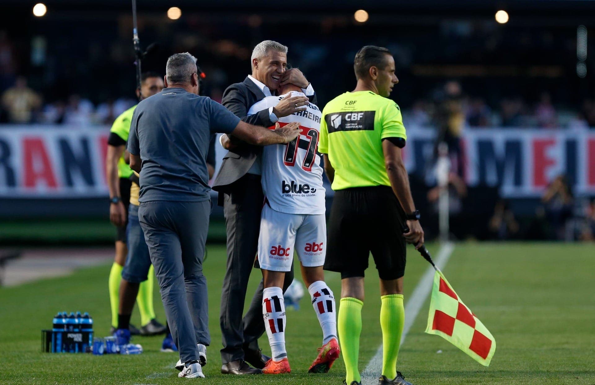 Ferreirinha abraça Crespo após fazer o segundo gol do São Paulo