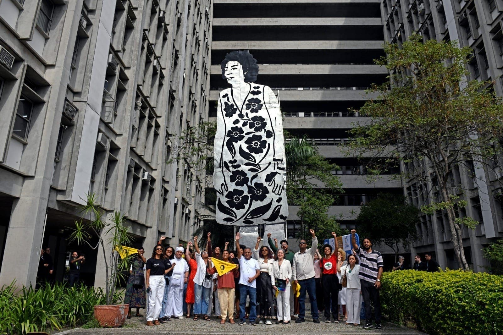 A escultura "Corte Seco - Marielle Franco" é uma obra do artista Paulo Nazareth