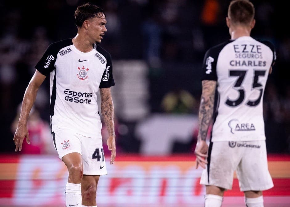 João Pedro Tchoca em ação diante do Botafogo; zagueiro está disponível para o dérbi