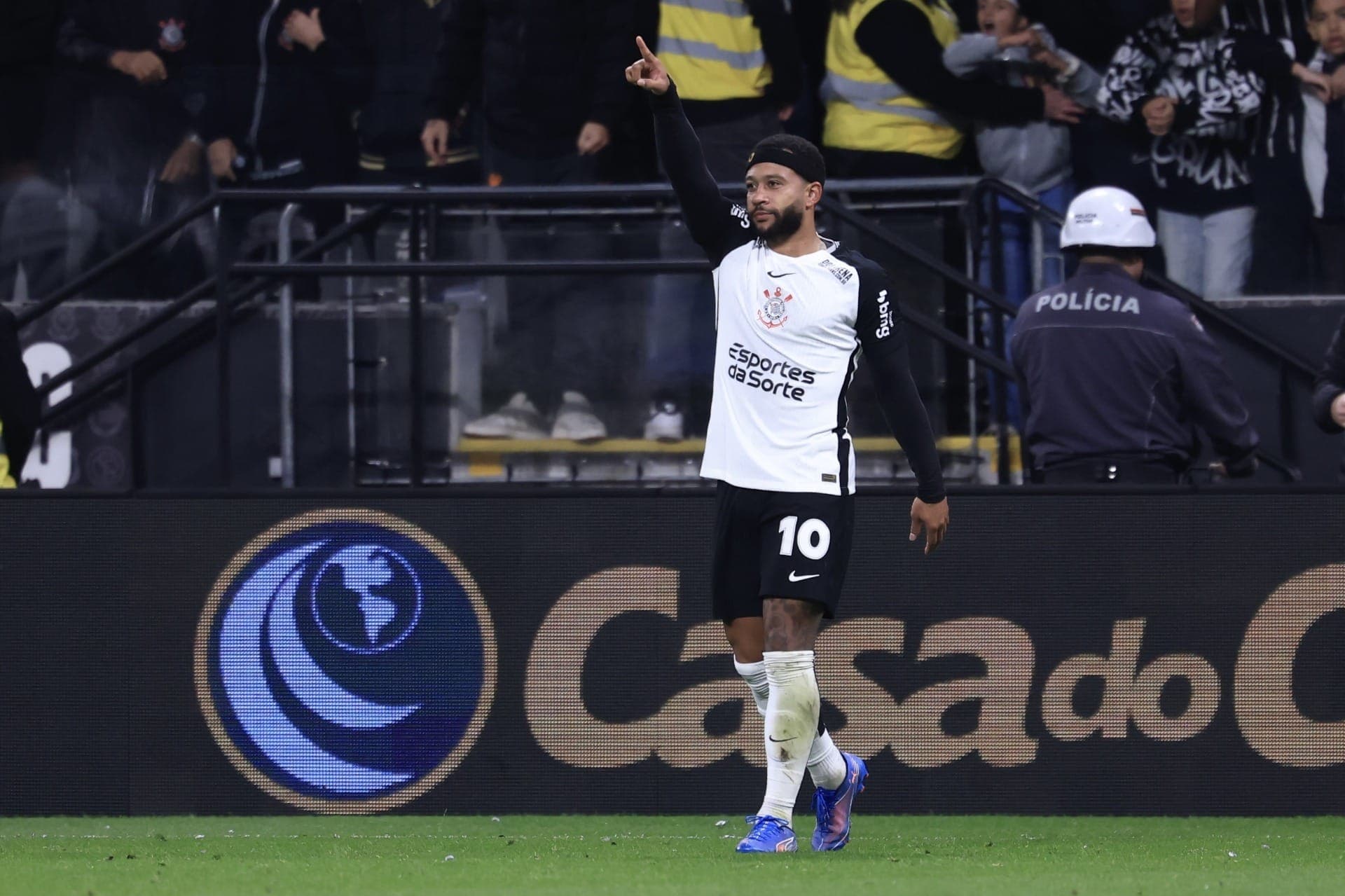 Memphis comemora gol do Corinthians contra Palmeiras