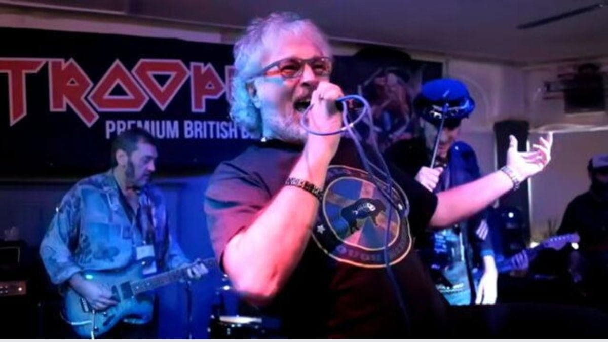 Paul Mario Day, primeiro vocalista do Iron Maiden, em apresentação realizada em 2019