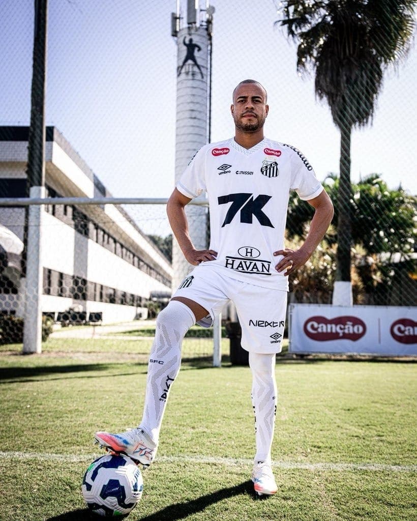 Lateral Mayke é apresentado como novo reforço do Santos para sequência da temporada