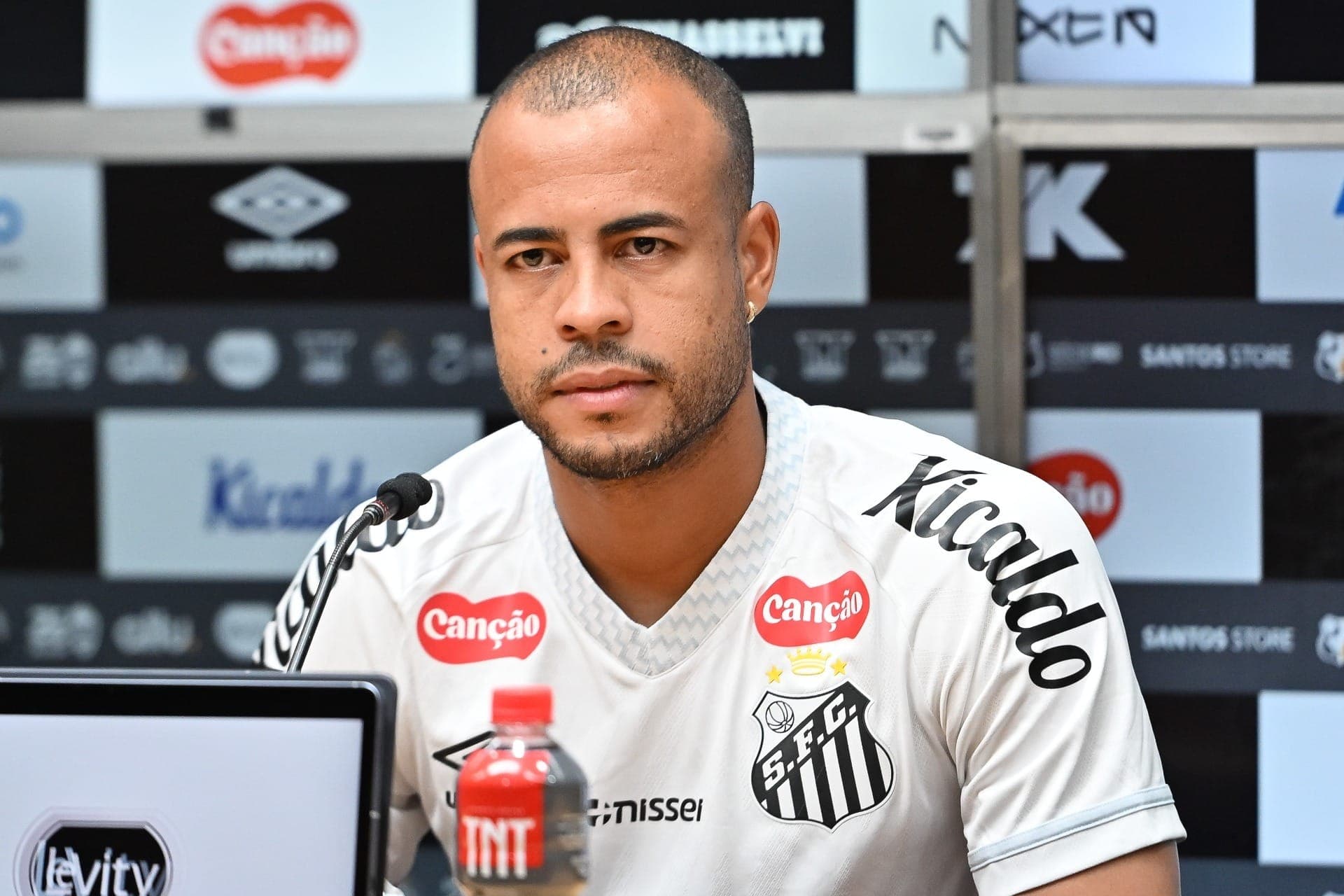 Mayke durante sua apresentação oficial como jogador do Santos