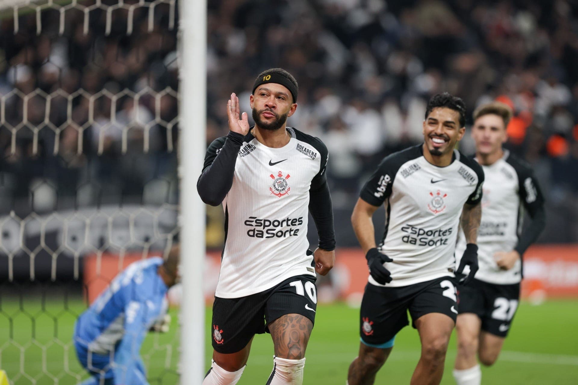 Memphis Depay, do Corinthians, comemora seu gol no dérbi, válido pelas oitavas da Copa do Brasil