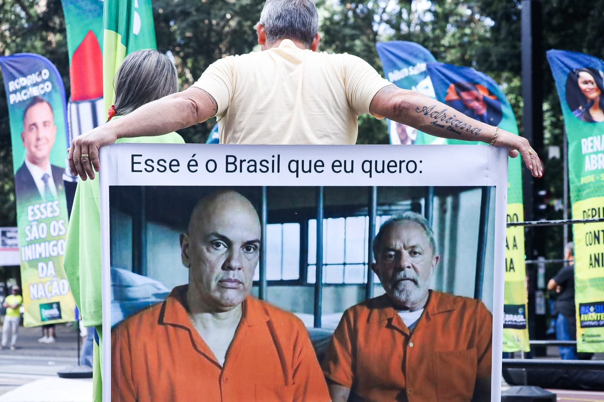 Apoiadores do ex-presidente do Brasil, Jair Bolsonaro (PL), fazem um ato na Avenida Paulista, no centro de São Paulo, neste domingo (3)