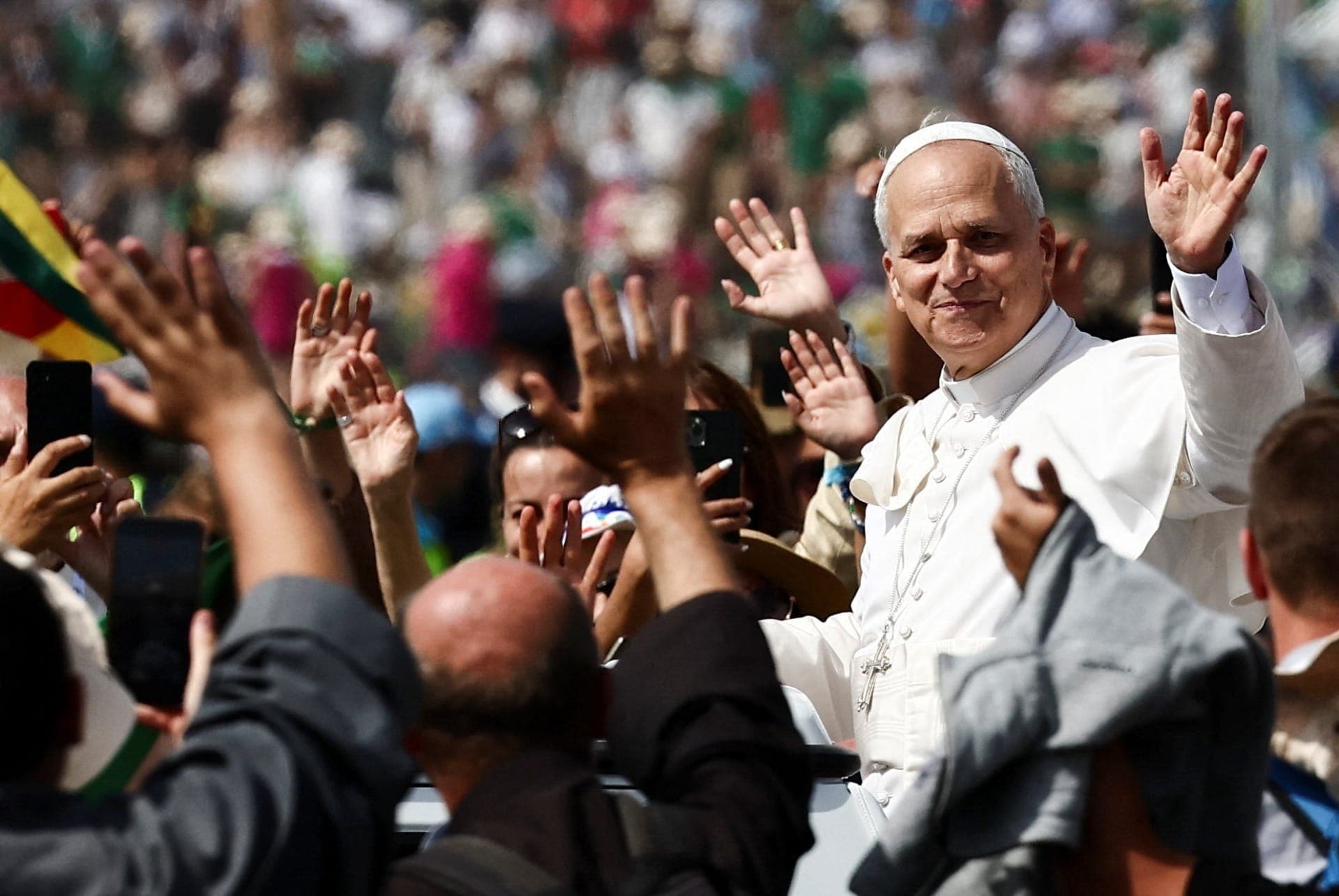 O Papa Leão XIV acena após Missa pelo Jubileu da Juventude em Tor Vergata, em Roma, neste domingo (3)