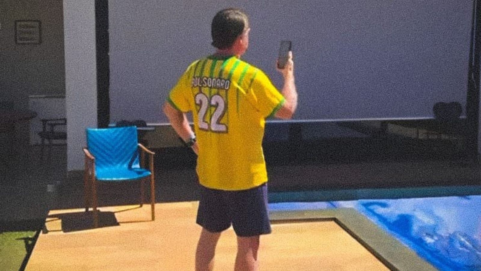 Bolsonaro com celular acompanhando as manifestações