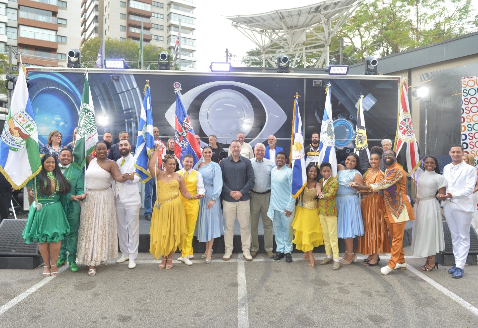 Renato Remondini e João Saad posam com os integrantes das escolas de samba do Grupo de Acesso I