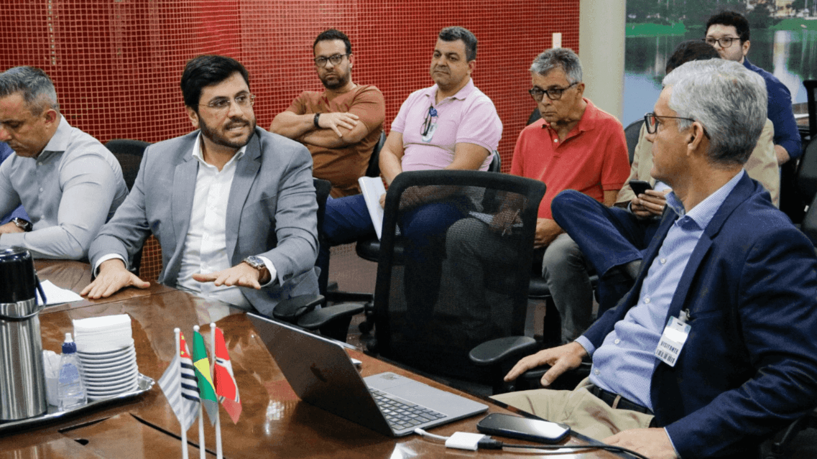 Representantes do grupo foram recebidos por secretários municipais