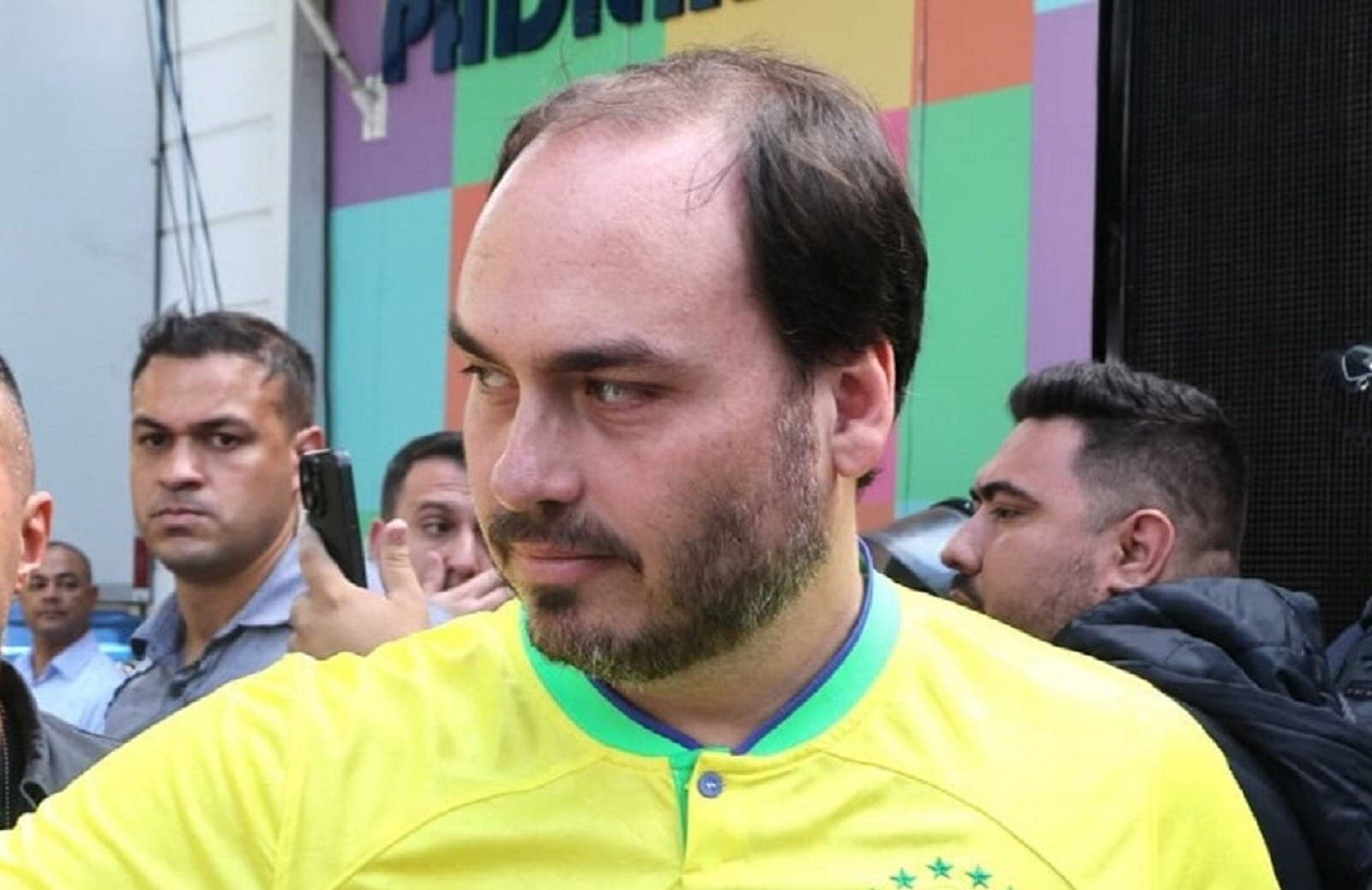 Carlos Bolsonaro deixa o hospital após ficar em observação no Rio