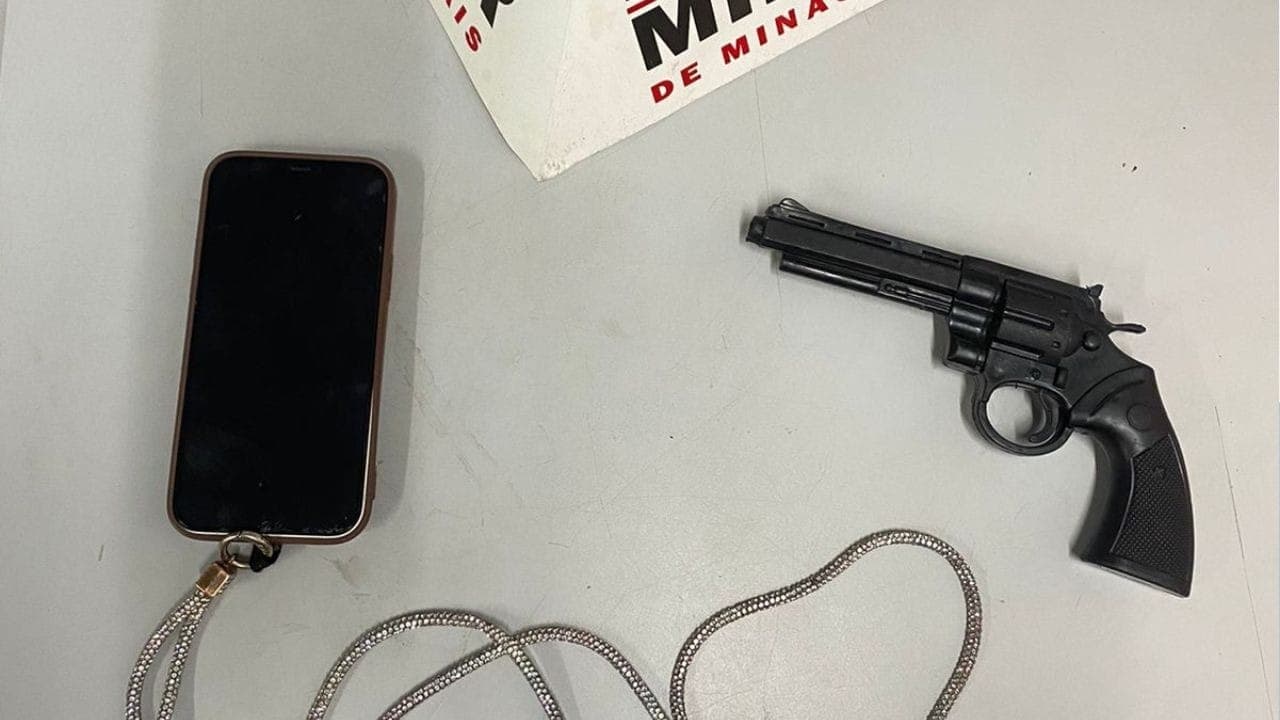 Homem é preso após roubo de celular com arma falsa em BH