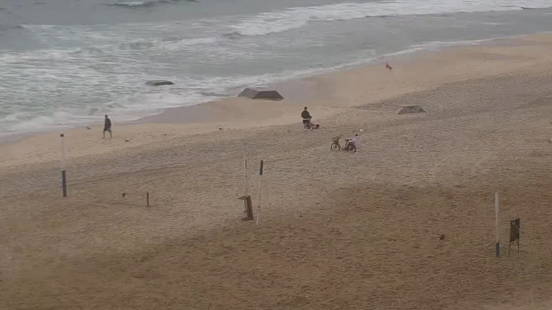 Imagens de câmeras da Prefeitura do Rio mostram a tubulação do emissário em Ipanema