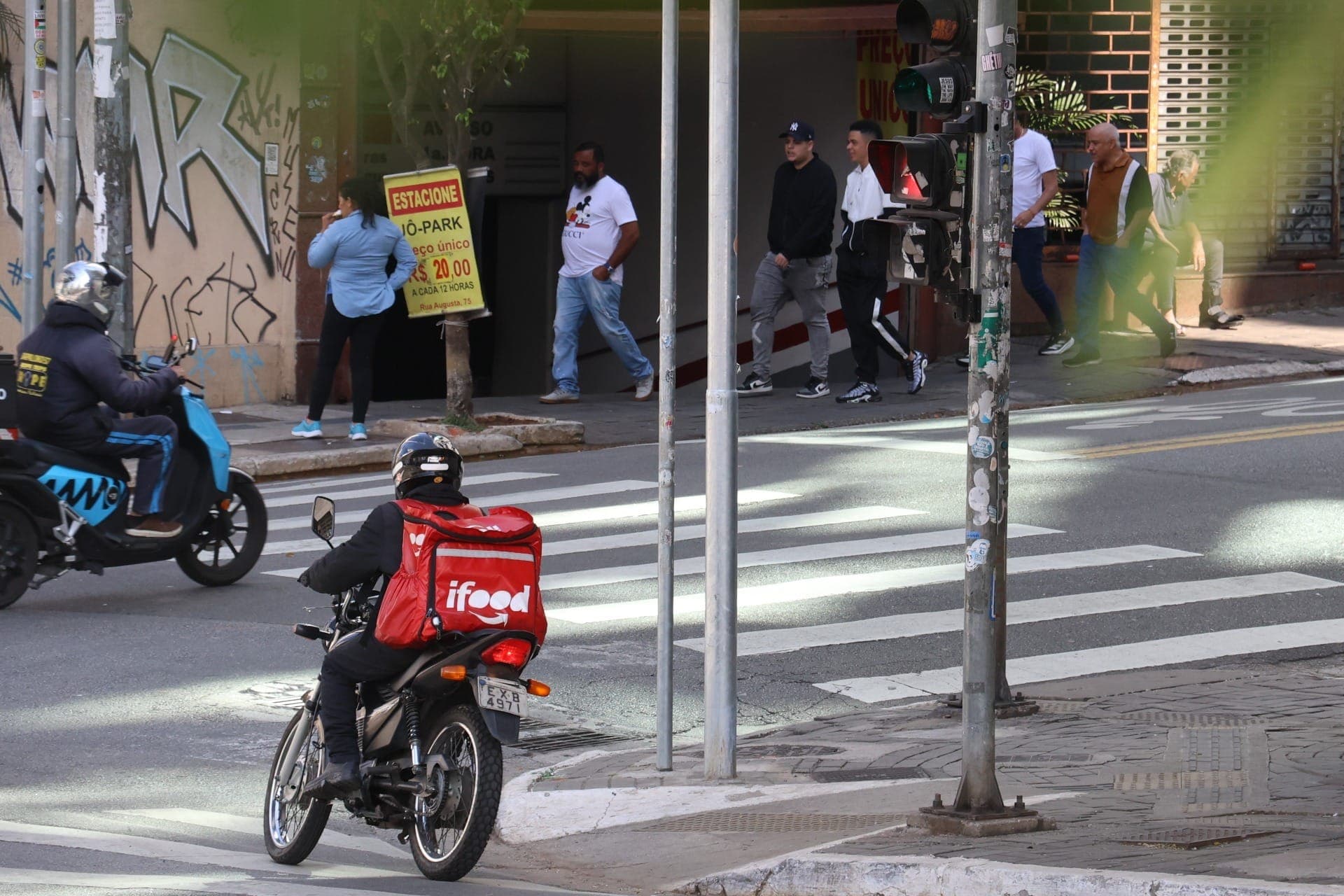 Paes promete regras mais duras para motociclistas de aplicativos
