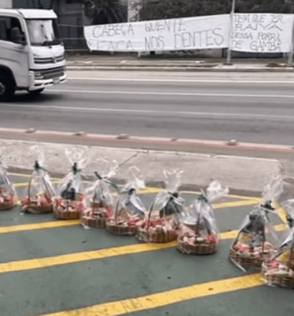 Torcida do Palmeiras levou cestas de doces para os jogadores como protesto