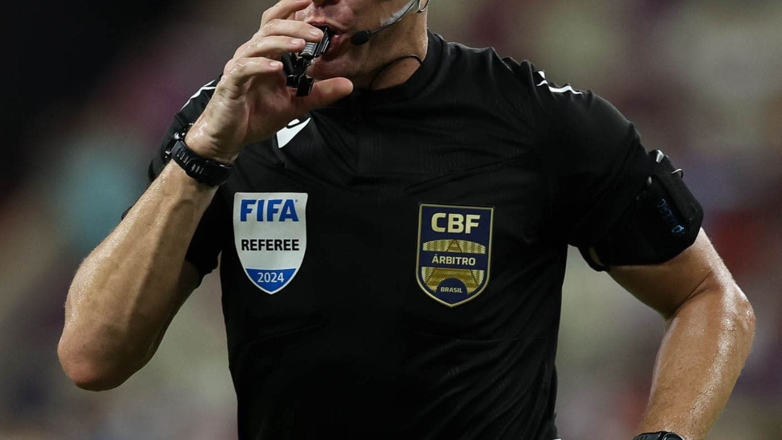 Fifa proibe patrocínios nos uniformes da arbitragem
